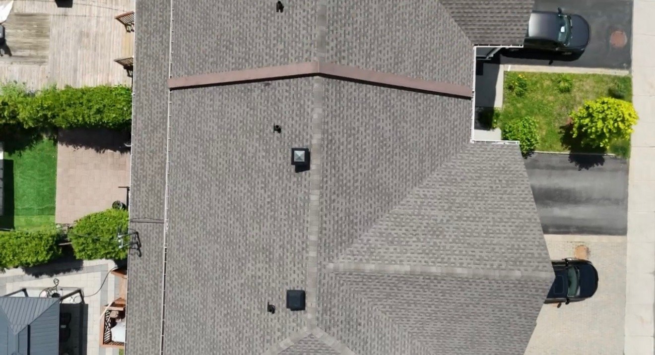 Vue aérienne d'une toiture en bardeaux d'asphalte fraîchement refaite avec ventilateurs de toit