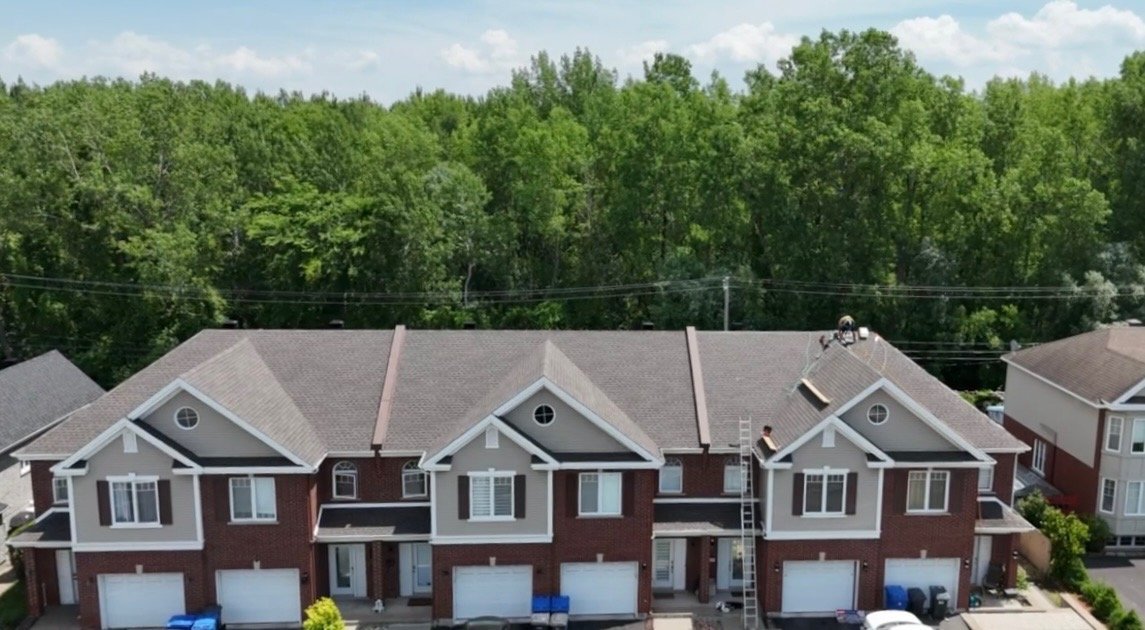 Réfection de toiture de maisons en rangée par l'équipe de Construction Montéa